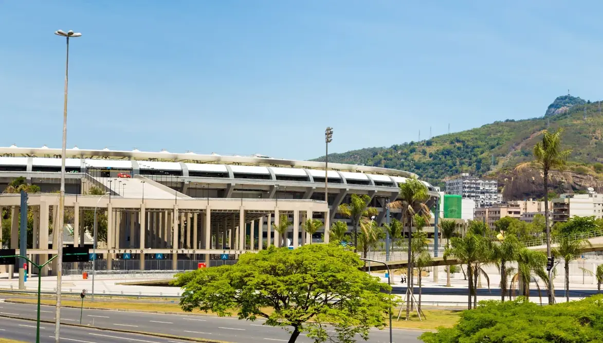 Estádio visto de fora, com elevação ao fundo
